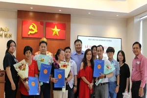 Trao quyết định nhập quốc tịch Việt Nam cho 4 người 