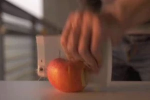 OPPO tung video tra tấn smartphone siêu mỏng R5