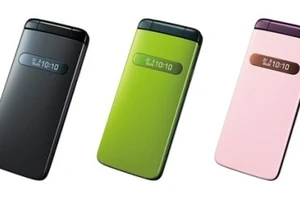 Điện thoại nắp gập chống nước và bụi từ Nhật 