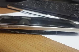 Pin của Galaxy S6 bị phồng kinh khủng