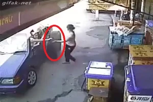 Cô gái thoát chết trong gang tấc khi lốp xe bất ngờ lao đến 