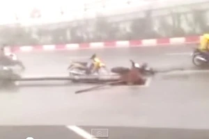 Video cơn giông kinh hoàng ở Hà Nội chiều ngày 13-6