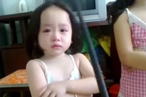 Clip bé gái vừa khóc vừa thanh minh với ba vô cùng đáng yêu