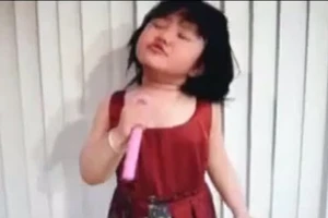 Clip cô bé diễn xuất như ca sĩ chuyên nghiệp