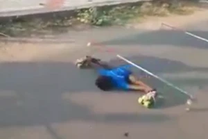 Kinh ngạc cậu bé 'xoạc người' trượt patin qua rào cao chỉ 35cm 