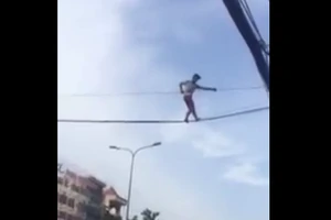 Clip giải cứu bất thành thanh niên đi trên dây diện 