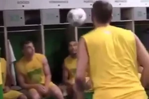 Clip tưng bóng bằng đầu cùng đồng đội