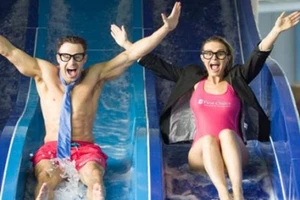 Clip cô gái trượt máng nước rơi tự do như bom vào bể bơi