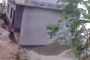 Clip ngôi nhà bị nhấn chìm trong biển nước 