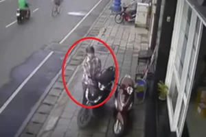 Cảnh giác: Trộm xe SH trước mặt các nhân viên bảo vệ