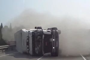 Xe container nổ lốp suýt gây tai nạn kinh hoàng