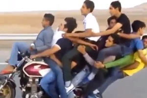 Clip hoảng hồn 11 thanh niên trên một chiếc xe máy