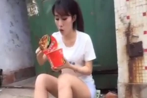 Sự thật của một hot girl trên Facebook và đời thực 