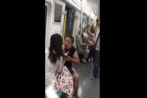 Clip xé váy nhau vì tranh chỗ trên tàu điện ngầm