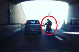 Clip chàng trai đi mô tô té nhào vì đạp ôtô