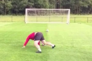 Clip: Cười té ghế với màn tập luyện của các cầu thủ