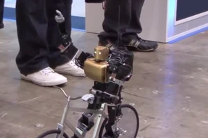 Clip: Chú robot có khả năng chạy xe đạp trên đường thẳng