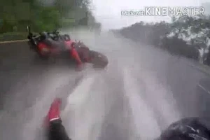 Chàng trai ôm chặt cô gái khi bị ngã xe môtô 