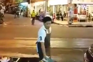 Cú ném đồ ăn ngoạn mục của chàng đầu bếp hot nhất tuần