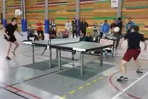 Clip: Chơi bóng bàn chỉ bằng đầu