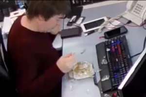 Clip: Hộp cơm tự phát nổ trên bàn ăn