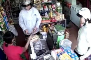 Người phụ nữ giấu tiền 'nhanh như cắt' trước mặt chủ cửa hàng