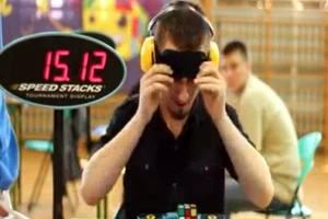 Ngỡ ngàng với khả năng che mắt xếp Rubik siêu nhanh