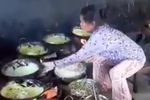 Đổ bánh xèo điêu luyện phục vụ miễn phí ở chùa bánh xèo