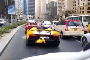 Siêu xe Lamborghini bỗng dưng bốc cháy vì khoái nẹt pô