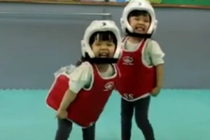 Trận đấu võ siêu dễ thương giữa 2 bé gái