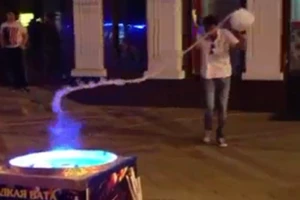 Màn trình diễn bán kẹo bông trên đường phố đẹp mê hồn