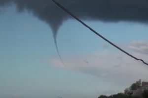 Clip: Kỳ thú cảnh vòi rồng hút nước biển lên trời