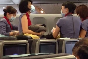 Clip cô gái vượt cạn trên máy bay ở độ cao 10.000 m hot nhất