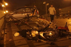 Clip taxi tông hàng loạt xe máy khiến hàng chục người bị thương