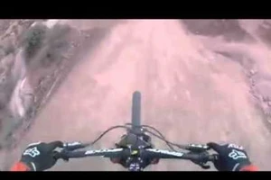 Clip: Thót tim với cuộc thi xe đạp địa hình quay bằng camera hành trình