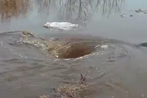 Nước xoáy nuốt chửng mọi thứ hot nhất tuần qua