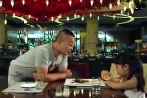 Clip: Cô bé bị bố chơi khăm trong nhà hàng