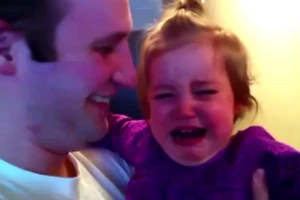 Clip: Bé gái khóc thét lên vì bố cạo râu