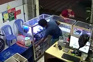 Vờ mua điện thoại rồi cuỗm chạy hot nhất tuần qua