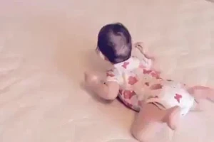 Clip: Ngộ nghĩnh xem bé tập trườn như ếch nhảy