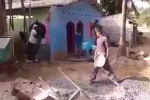 Clip: Màn phối hợp xúc đá vào máy trộn vô cùng điêu luyện