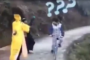 Mải ngắm 'cương thi' chàng trai đạp xe ngã lộn nhào