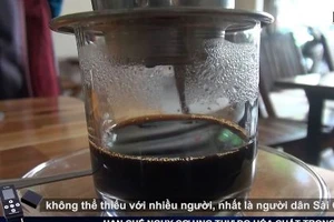 Phát hiện cà phê có tạp chất bằng ly nước lọc