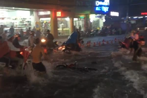 Clip: Nước cuốn trôi cả xe máy trong cơn mưa chiều nay 