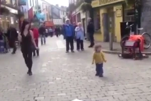 Bé gái bắt chước điệu nhảy nghệ sĩ đường phố 