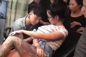 Cô gái xinh đẹp bỗng dưng bị nổ ngực khi đang xăm