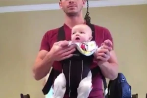 Đáng yêu với màn địu con nhảy theo nhạc của ông bố 