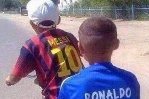 Tràn ngập ảnh chế bộ đôi 'Rô-Mét' nắm tay nhau rời World Cup 