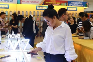 Smartphone tràn viền bắt đầu nở rộ