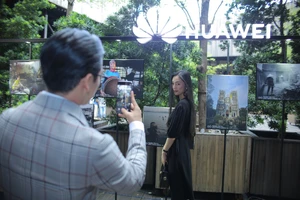 Xuất hiện smartphone có 3 camera đầu tiên tại VN